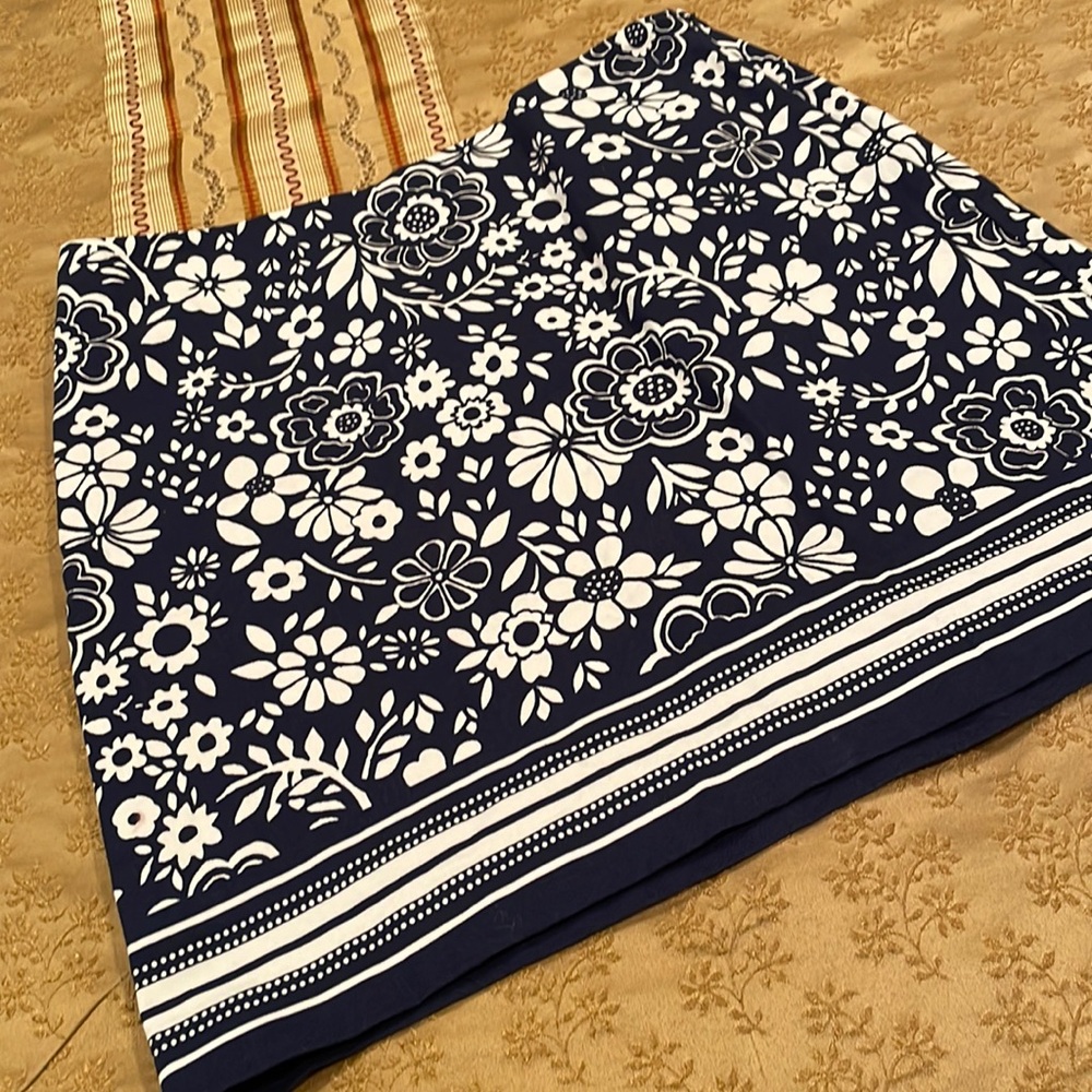 Talbots skirt, cotton blend, side zip, floral print, great condition, 8P